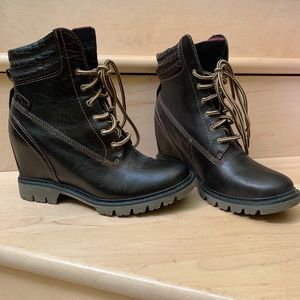 Cat Lace-Up Wedge Boot Leather Upper Black 6.5